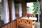 Veranda mit Sitzgelegenheit des rustikalen Ferienhauses für den Familienurlaub in der Lüneburger Heide